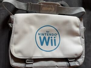 Nintendo Wii Dream Gear Travel Bag Messenger - Shoulder Strap - Gray/White